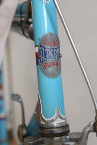 detail štítku kola Perič