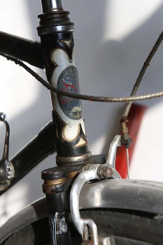 detail štítku kola Perič